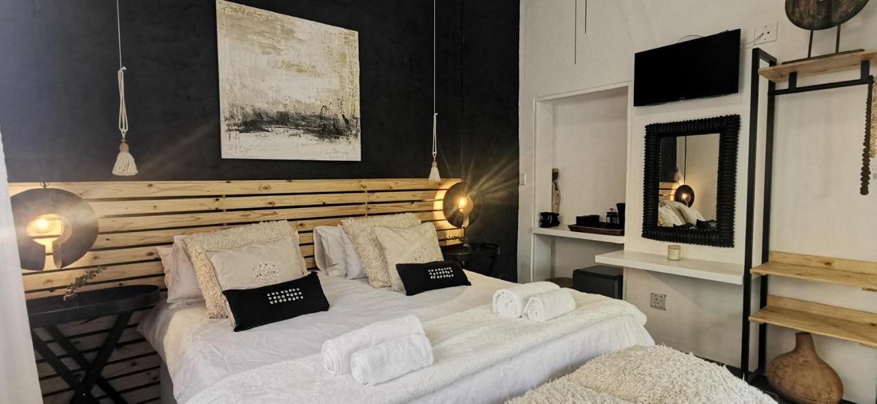 Exquisite Private Luxury Suite With King Bed At Bokmakierie Villas Windhoek Exterior photo