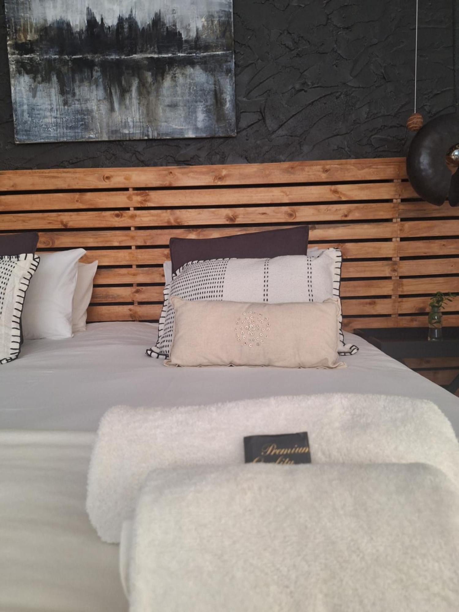 Exquisite Private Luxury Suite With King Bed At Bokmakierie Villas Windhoek Exterior photo