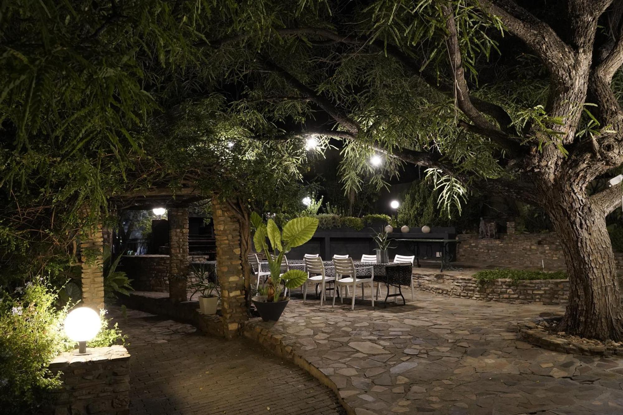 Exquisite Private Luxury Suite With King Bed At Bokmakierie Villas Windhoek Exterior photo